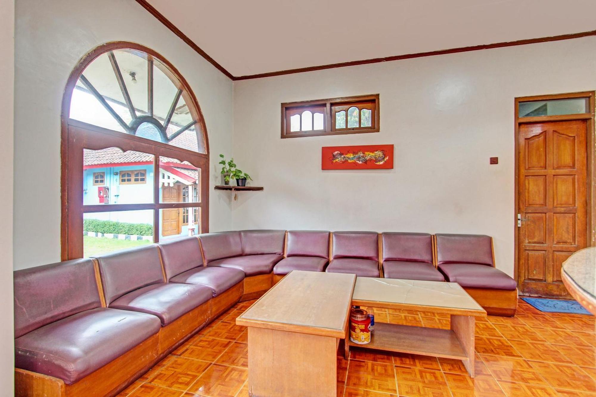 Capital O 91644 Loka Hause Hotel Salatiga Buitenkant foto