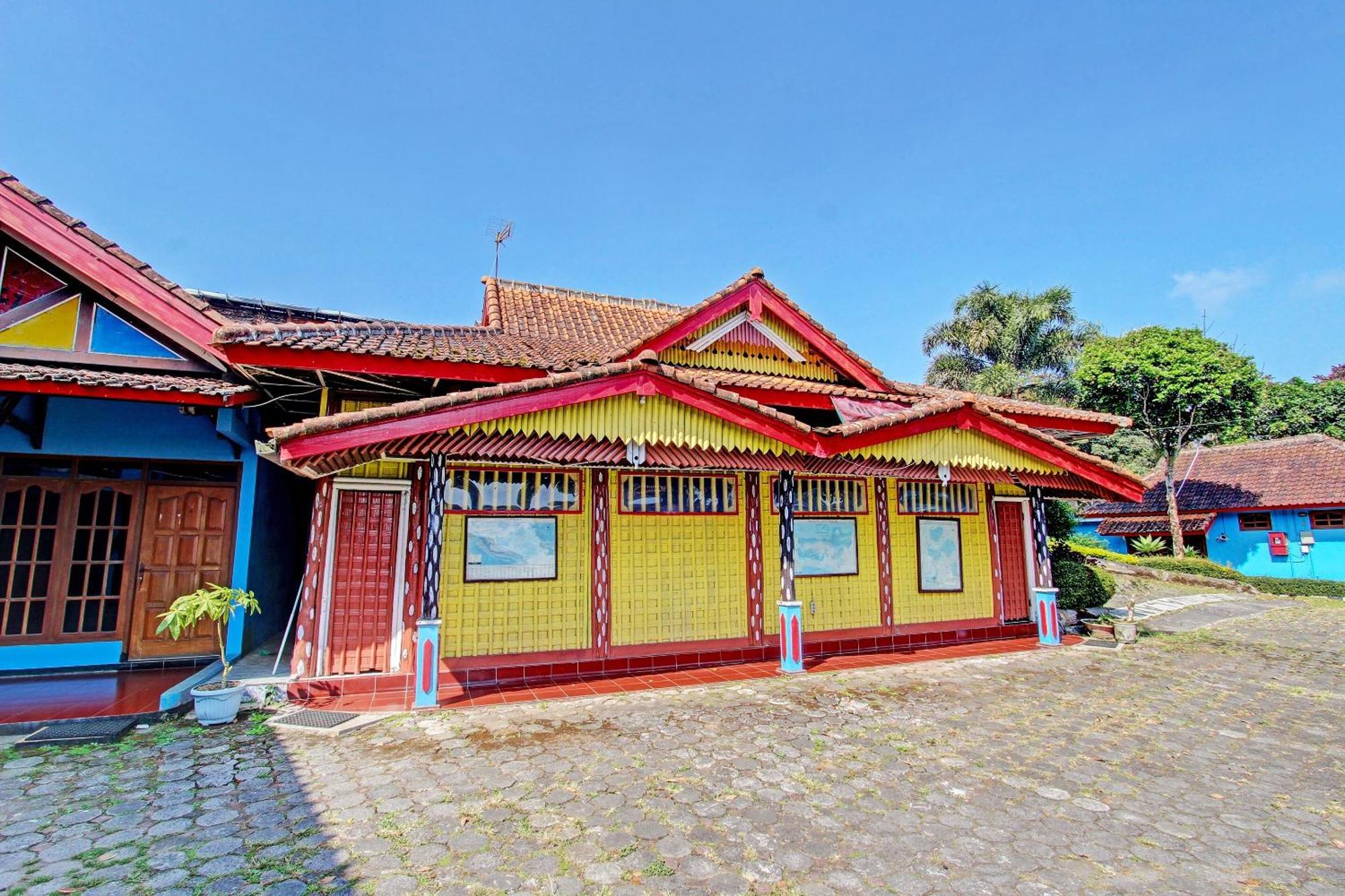 Capital O 91644 Loka Hause Hotel Salatiga Buitenkant foto