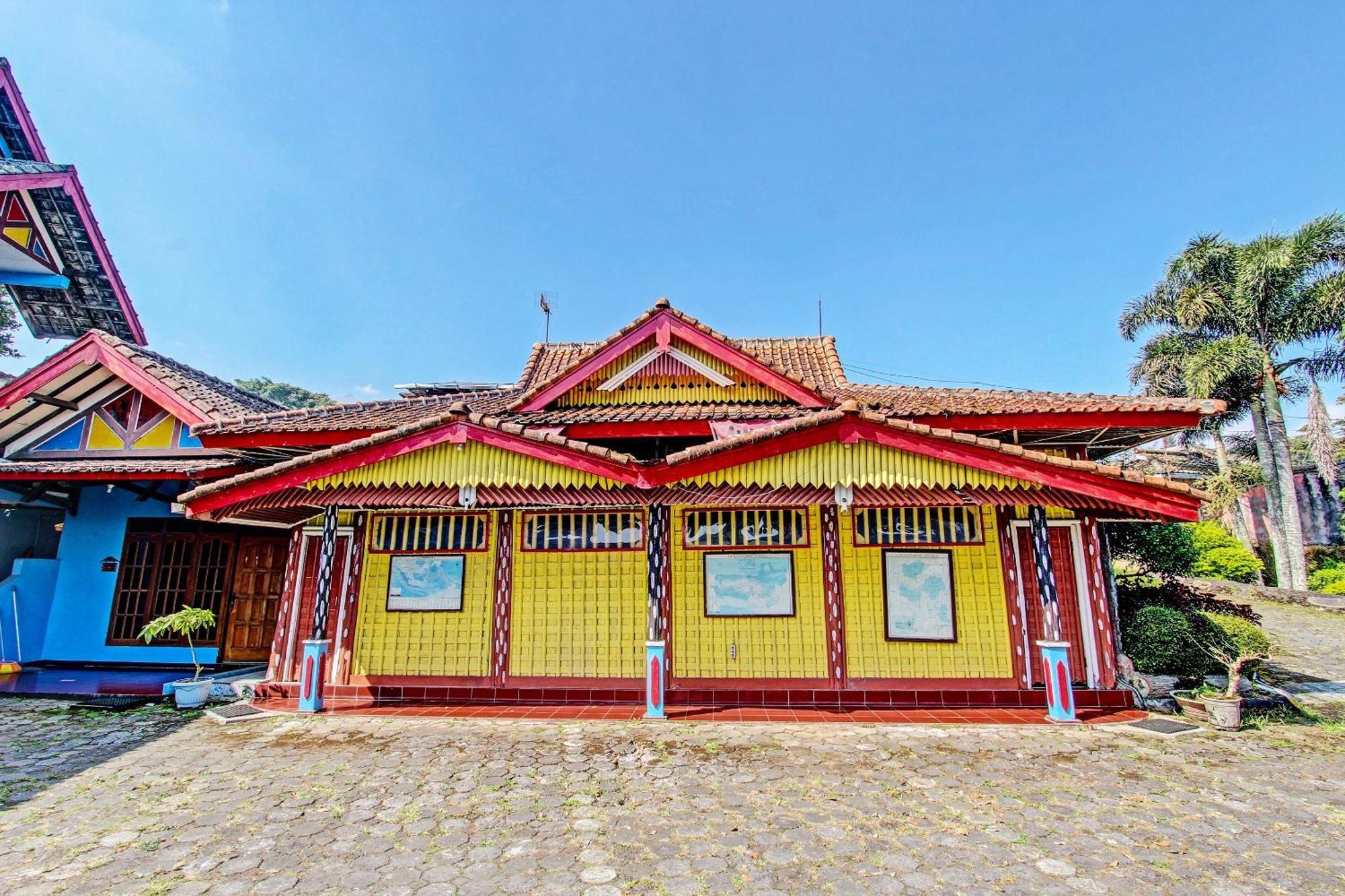 Capital O 91644 Loka Hause Hotel Salatiga Buitenkant foto