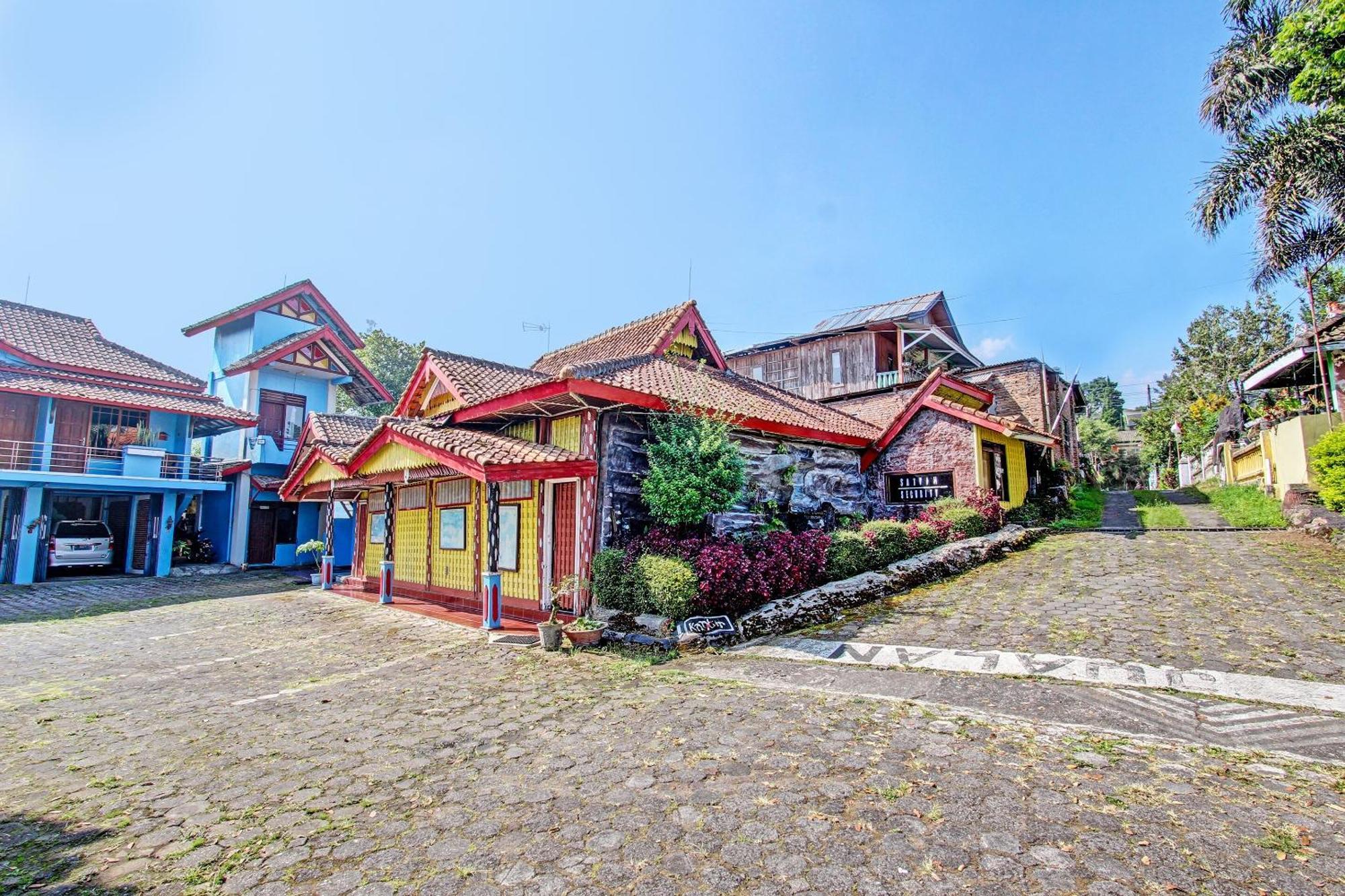 Capital O 91644 Loka Hause Hotel Salatiga Buitenkant foto