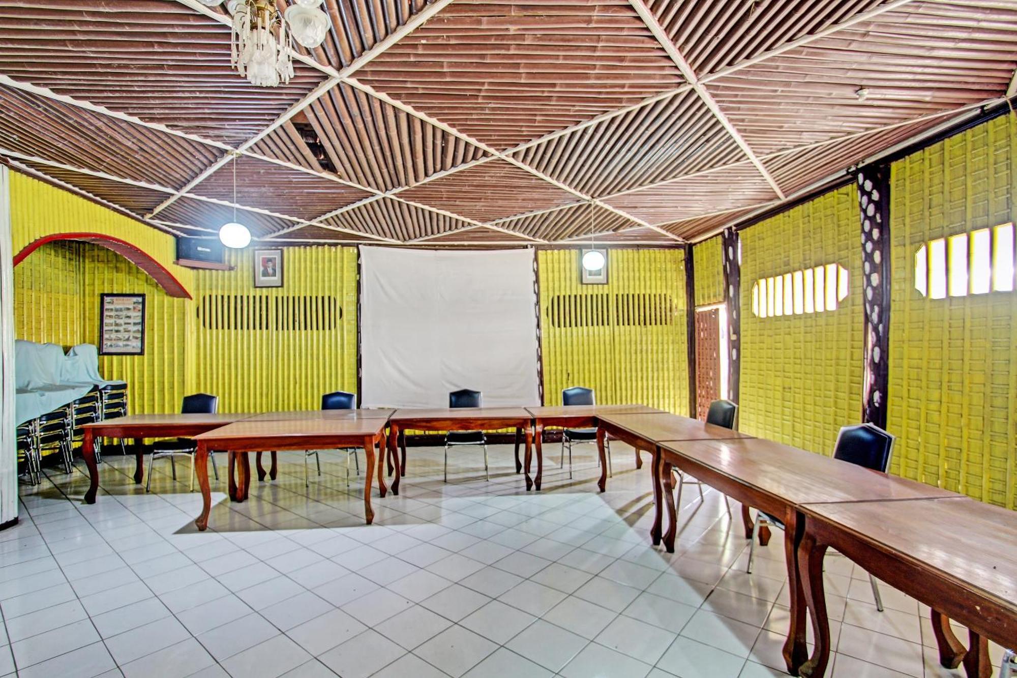 Capital O 91644 Loka Hause Hotel Salatiga Buitenkant foto
