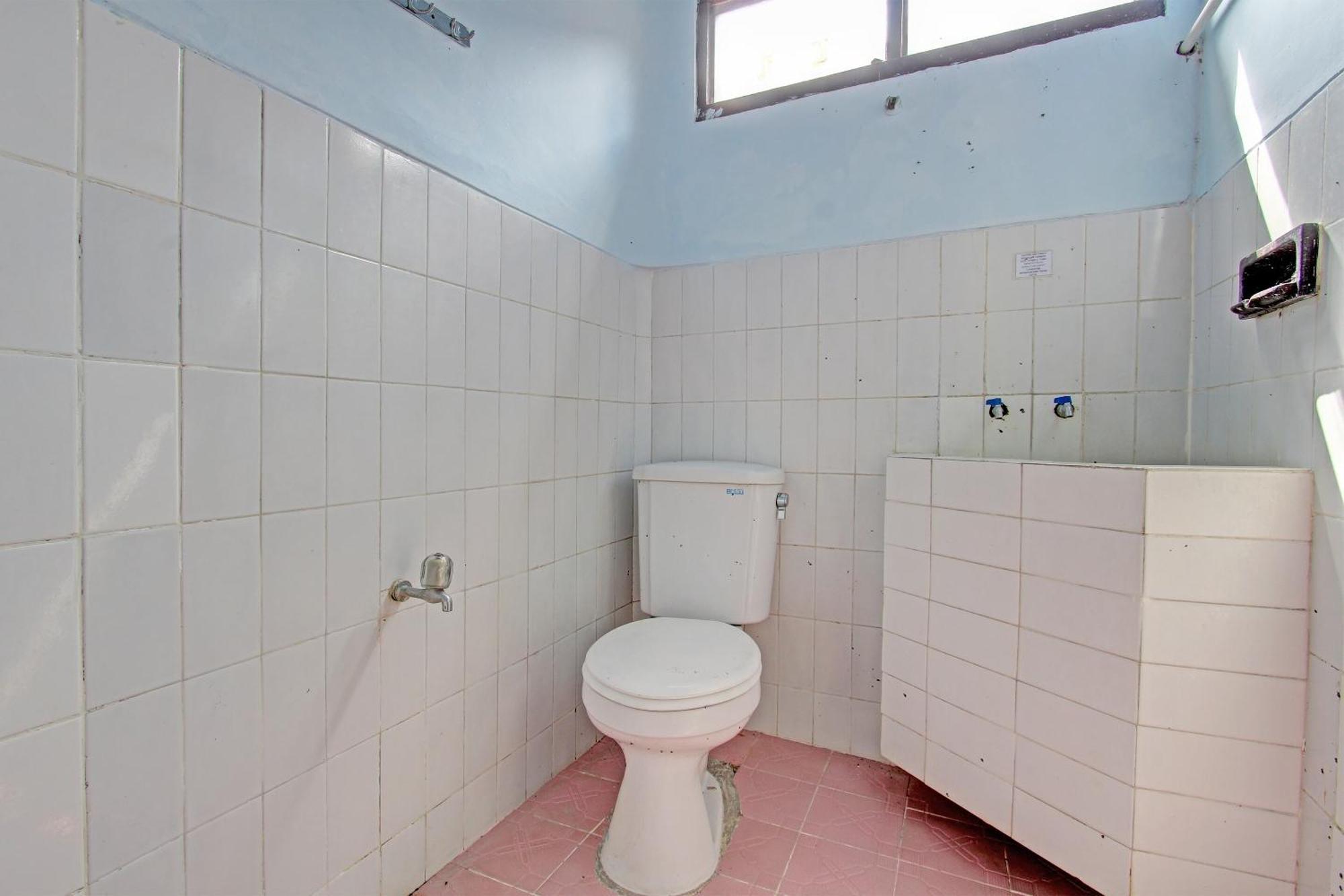 Capital O 91644 Loka Hause Hotel Salatiga Buitenkant foto