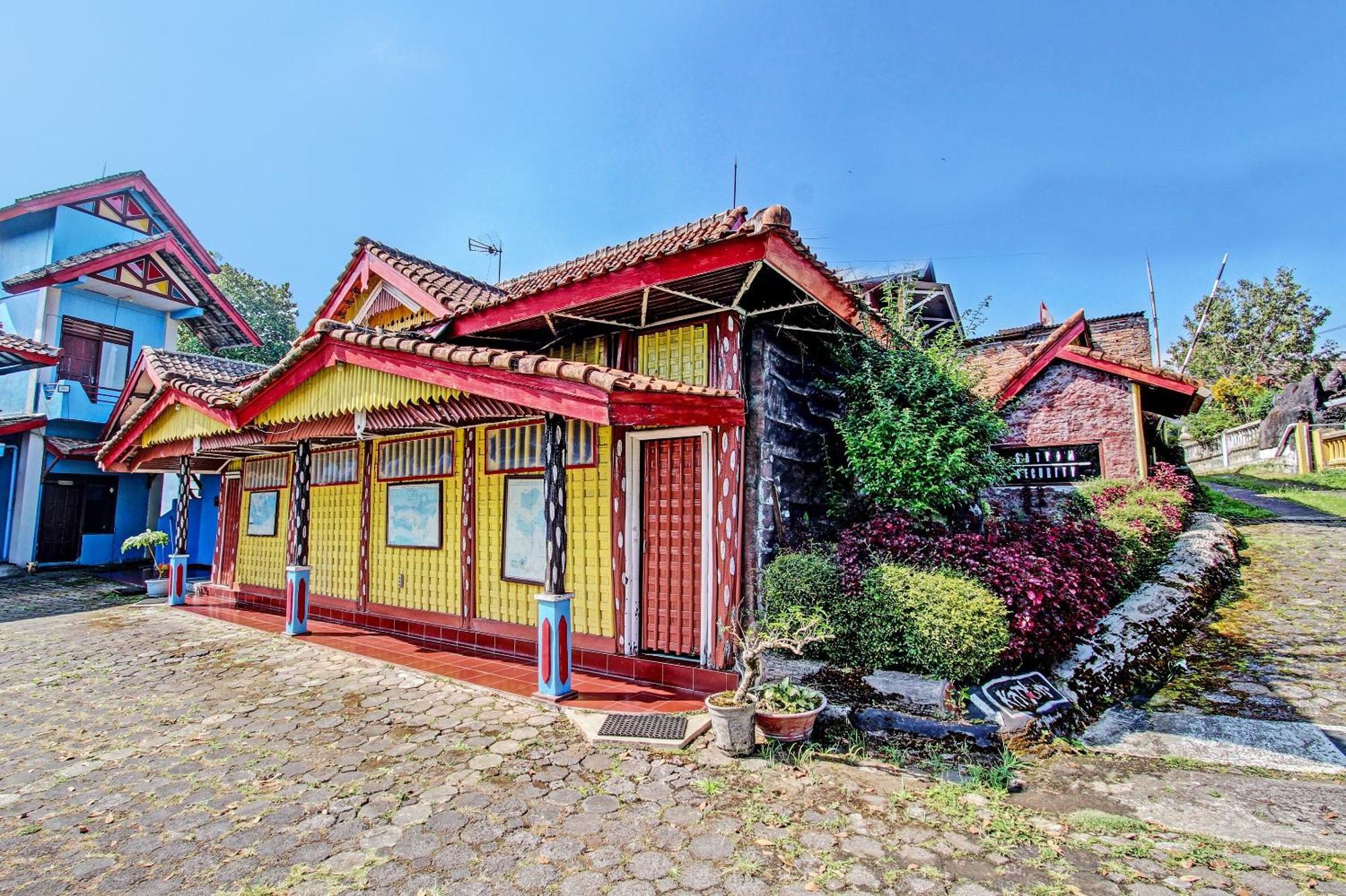 Capital O 91644 Loka Hause Hotel Salatiga Buitenkant foto