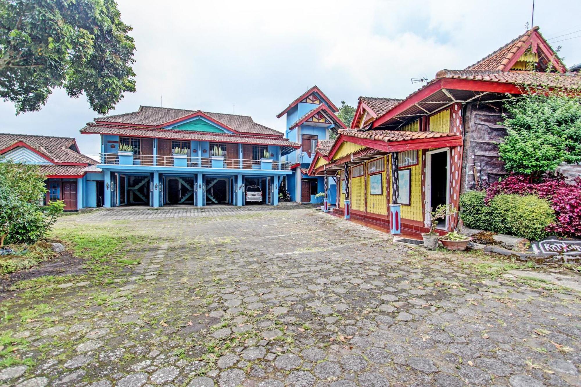 Capital O 91644 Loka Hause Hotel Salatiga Buitenkant foto